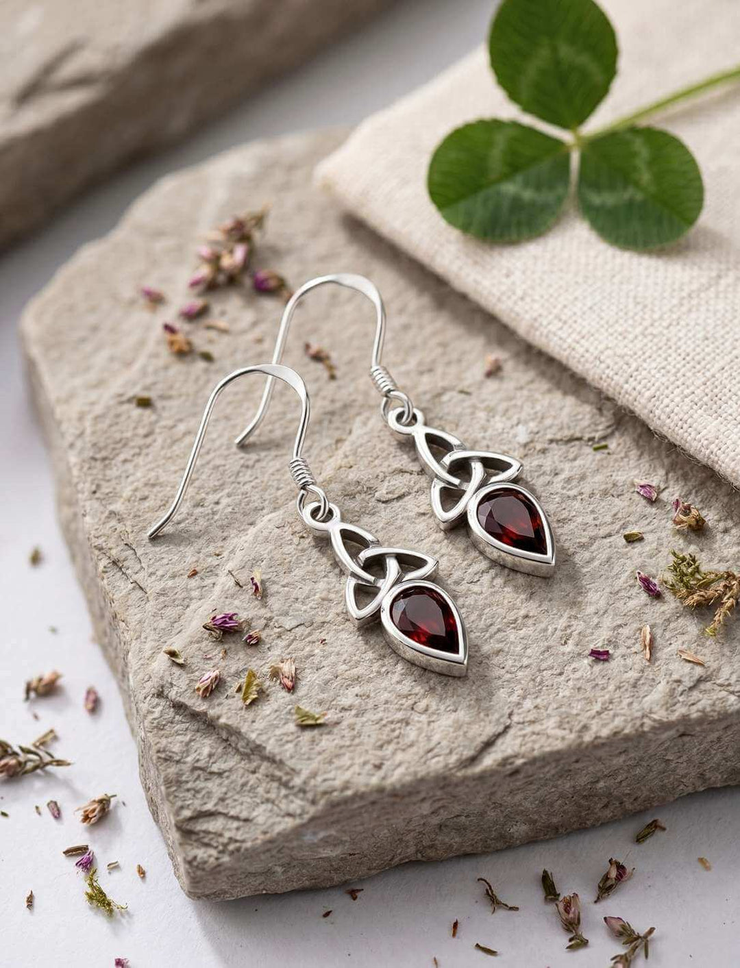 Rote Glut der Triquetra Silber Ohrhänger mit echtem Granat auf hellem Stoff mit Kleeblättern