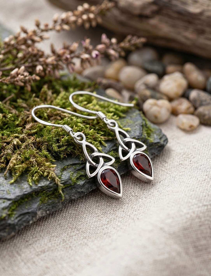 Rote Glut der Triquetra Silber Ohrhänger mit granatrotem Zirkonia auf Moos und Stoff