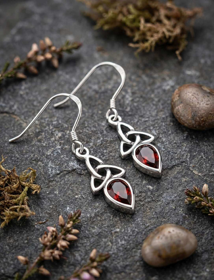 Rote Glut der Triquetra Silber Ohrhänger mit granatrotem Zirkonia auf dunklem Stein
