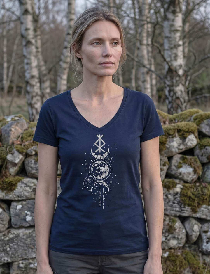 Blaues Damen V-Neck Shirt an einer Steinmauer, seitliche Ansicht