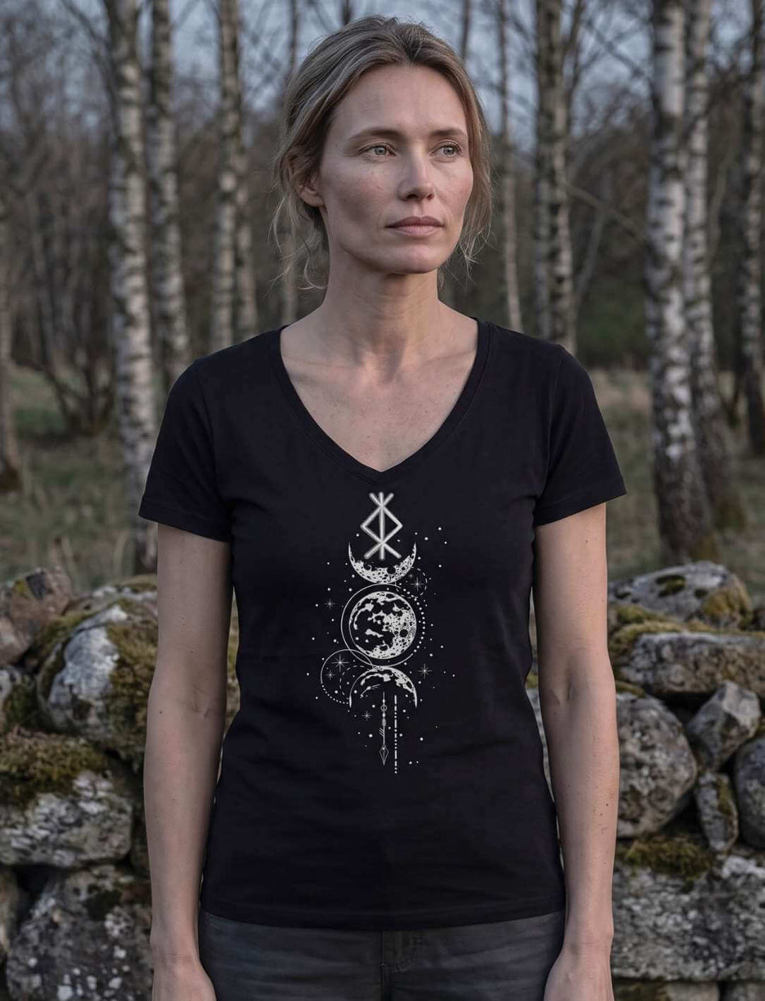 Schwarzes V-Neck Shirt zwischen kahlen Birken bei Dämmerung