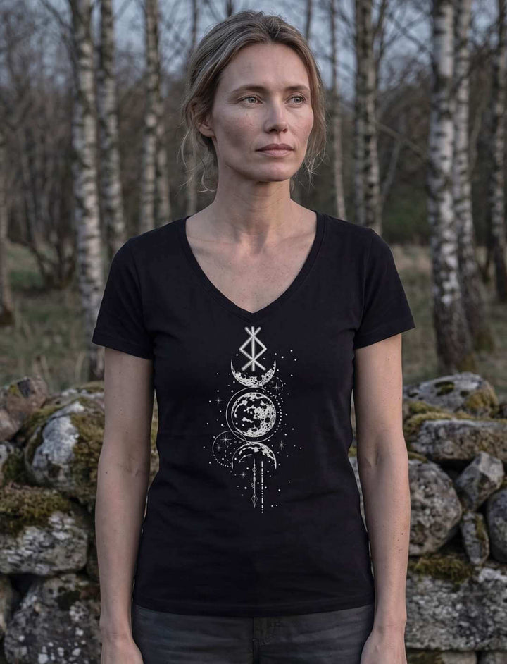 Schwarzes V-Neck Shirt zwischen kahlen Birken bei Dämmerung