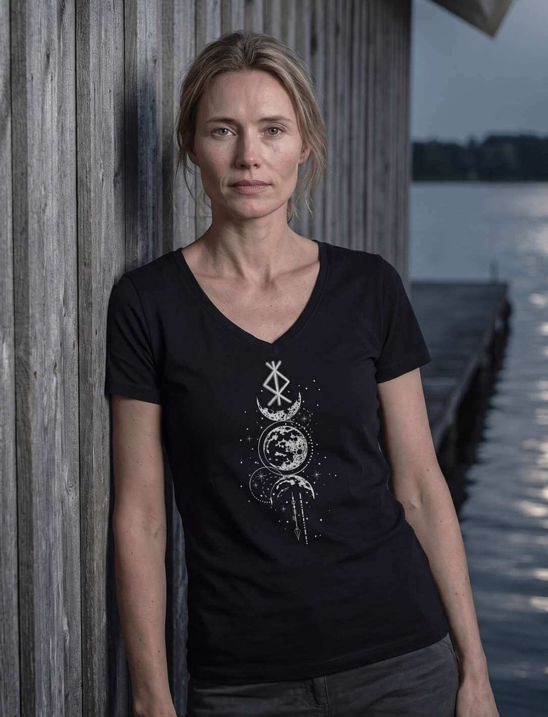 Rune des Mondschein Wächters Damen V-Neck Shirt in Schwarz vor einem Bootshaus im Mondlicht