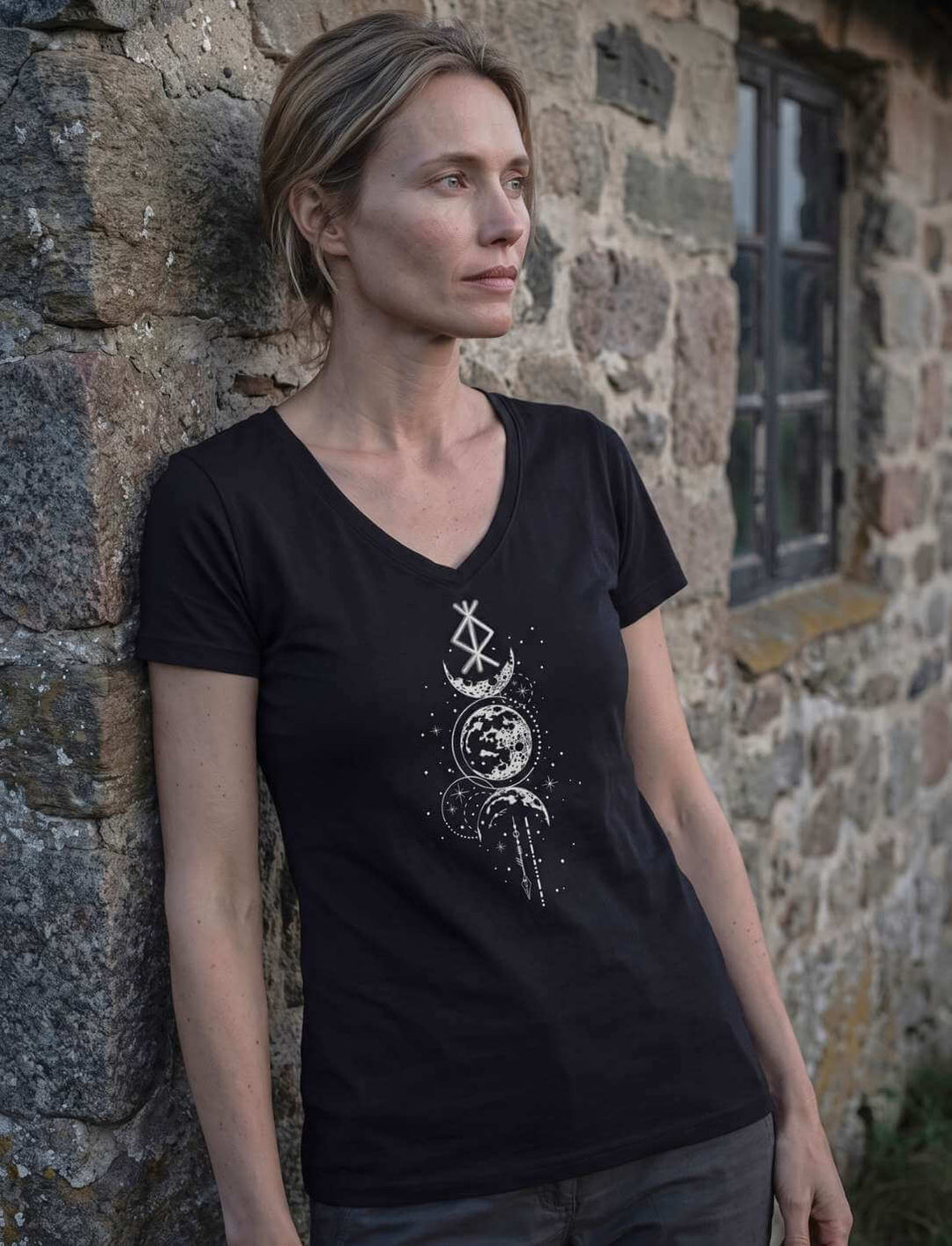 Schwarzes Damen V-Neck Shirt vor einer moosbewachsenen Feldsteinmauer