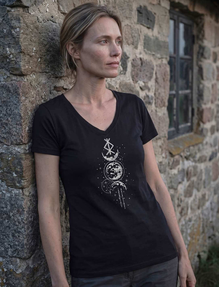 Schwarzes Damen V-Neck Shirt vor einer moosbewachsenen Feldsteinmauer
