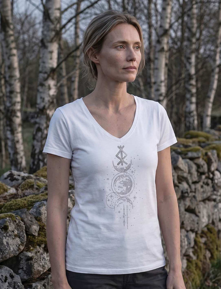 Weisses V-Neck Shirt im Birkenwald, Druck mit Binderune gut erkennbar