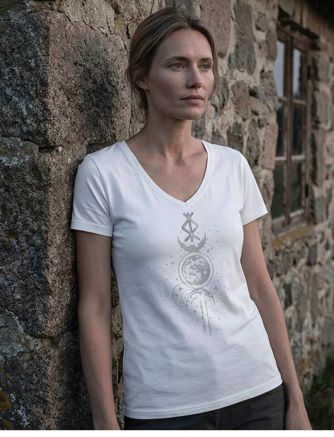 Weisses Damen V-Neck Shirt an einer alten Steinhauswand, Motiv frontal