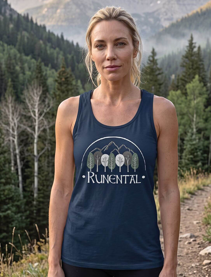 Frau auf einem Wanderweg trägt ein navyblaues Damen Tank Top mit Runental Motiv