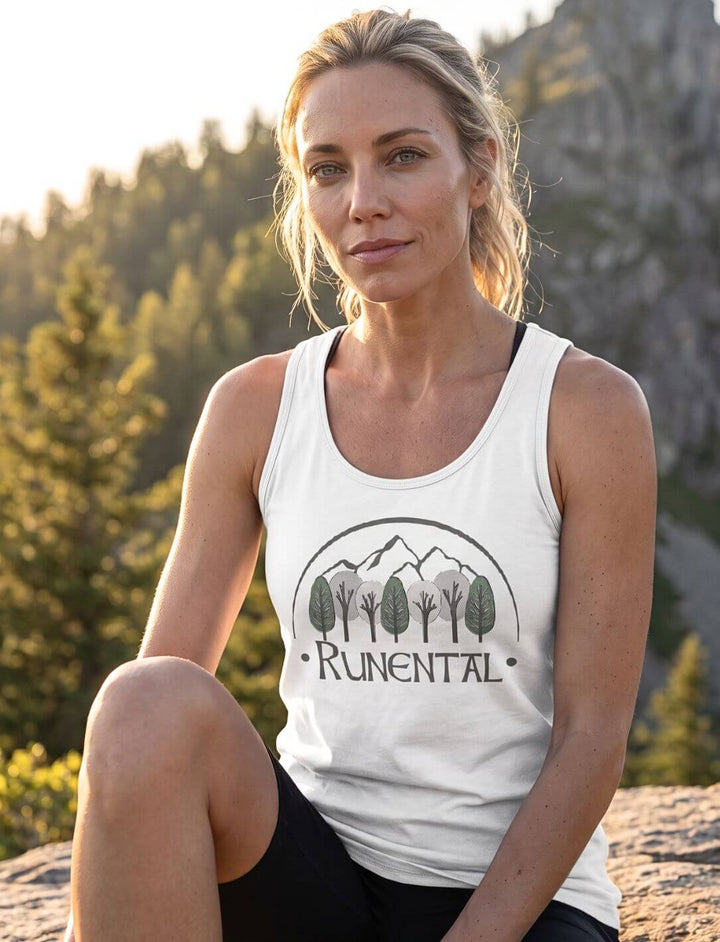 Frau sitzt im Bergwald und trägt ein weißes Damen Tank Top mit Runental Motiv