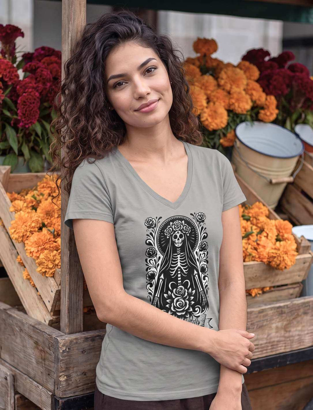 Damen V-Neck Shirt in Light Grey zwischen Blüteneimern im Tageslicht