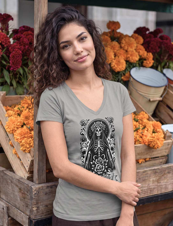 Damen V-Neck Shirt in Light Grey zwischen Blüteneimern im Tageslicht
