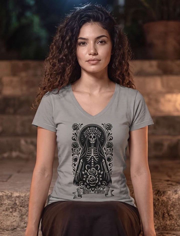 Damen V-Neck Shirt in Light Grey auf einer Kapellentreppe voller Kerzen