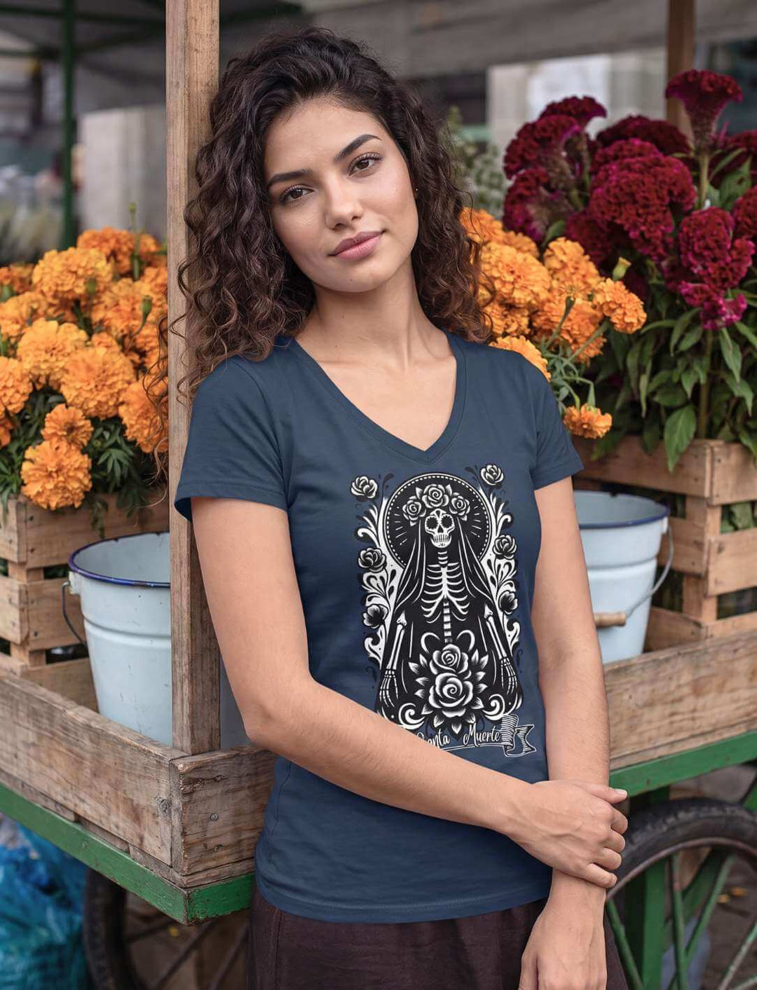 Damen V-Neck Shirt in Navy vor Blütenkisten auf einem mexikanischen Markt