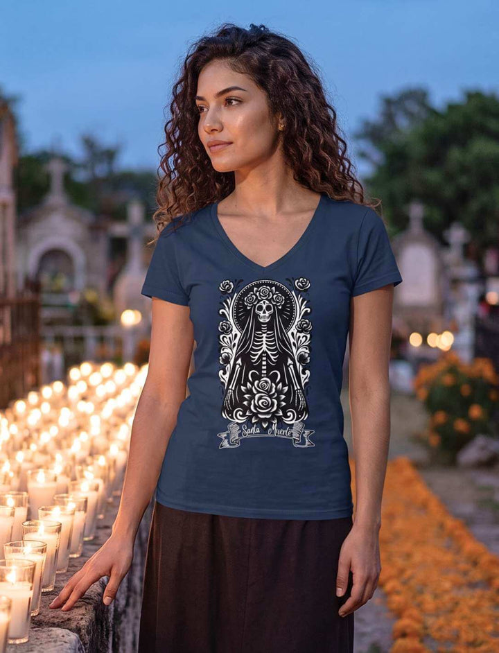 Damen V-Neck Shirt in Navy auf einem Kerzenweg in der Abenddämmerung