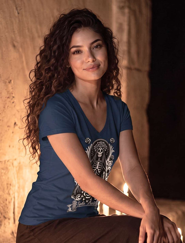 Damen V-Neck Shirt in Navy, sitzend an einer alten Steinmauer bei Kerzenlicht
