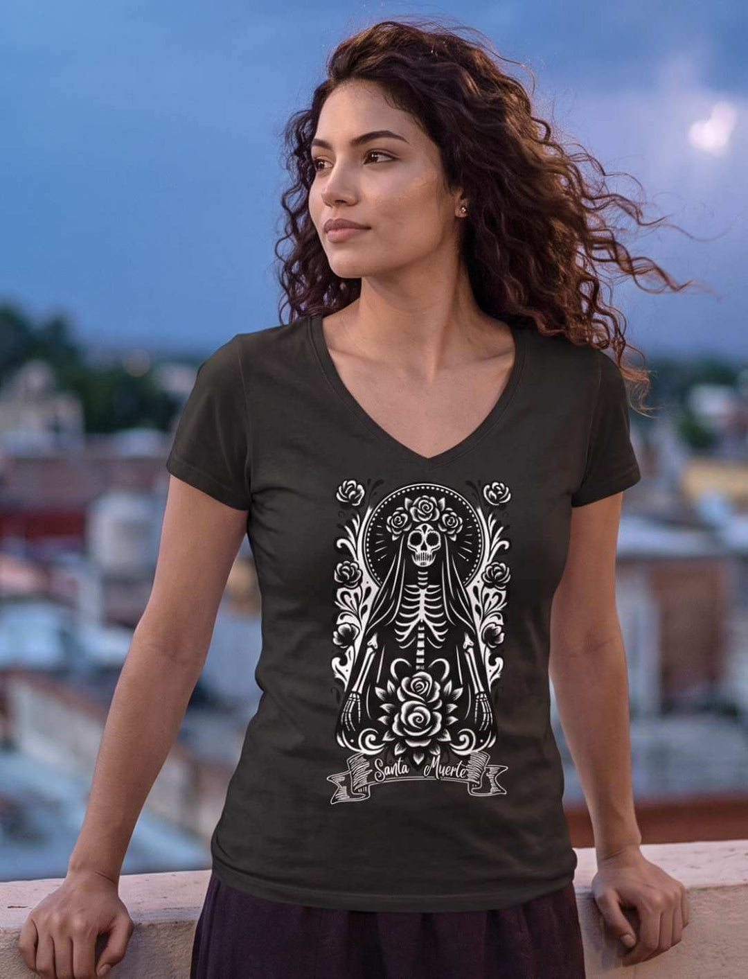 Damen V-Neck Shirt in Schwarz auf einer Dachterrasse unter Lichterketten am Abend