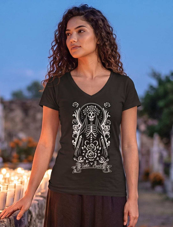 Santa Muerte - Dame der Dämmerung - Damen V-Neck Shirt in Schwarz zwischen Kerzen in der blauen Stunde