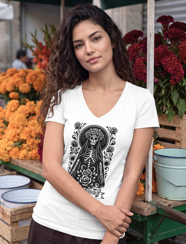 Damen V-Neck Shirt in Weiss auf einem Blumenmarkt mit orangefarbenen und roten Blüten