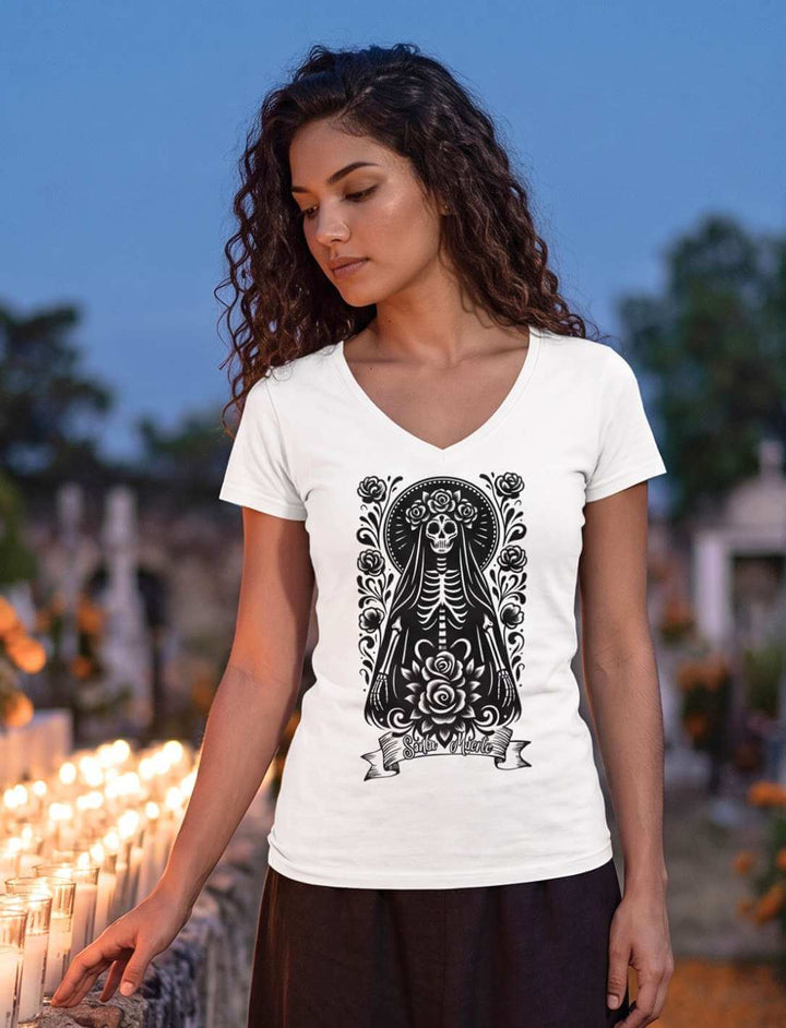 Damen V-Neck Shirt in Weiss zwischen brennenden Kerzen bei Nacht