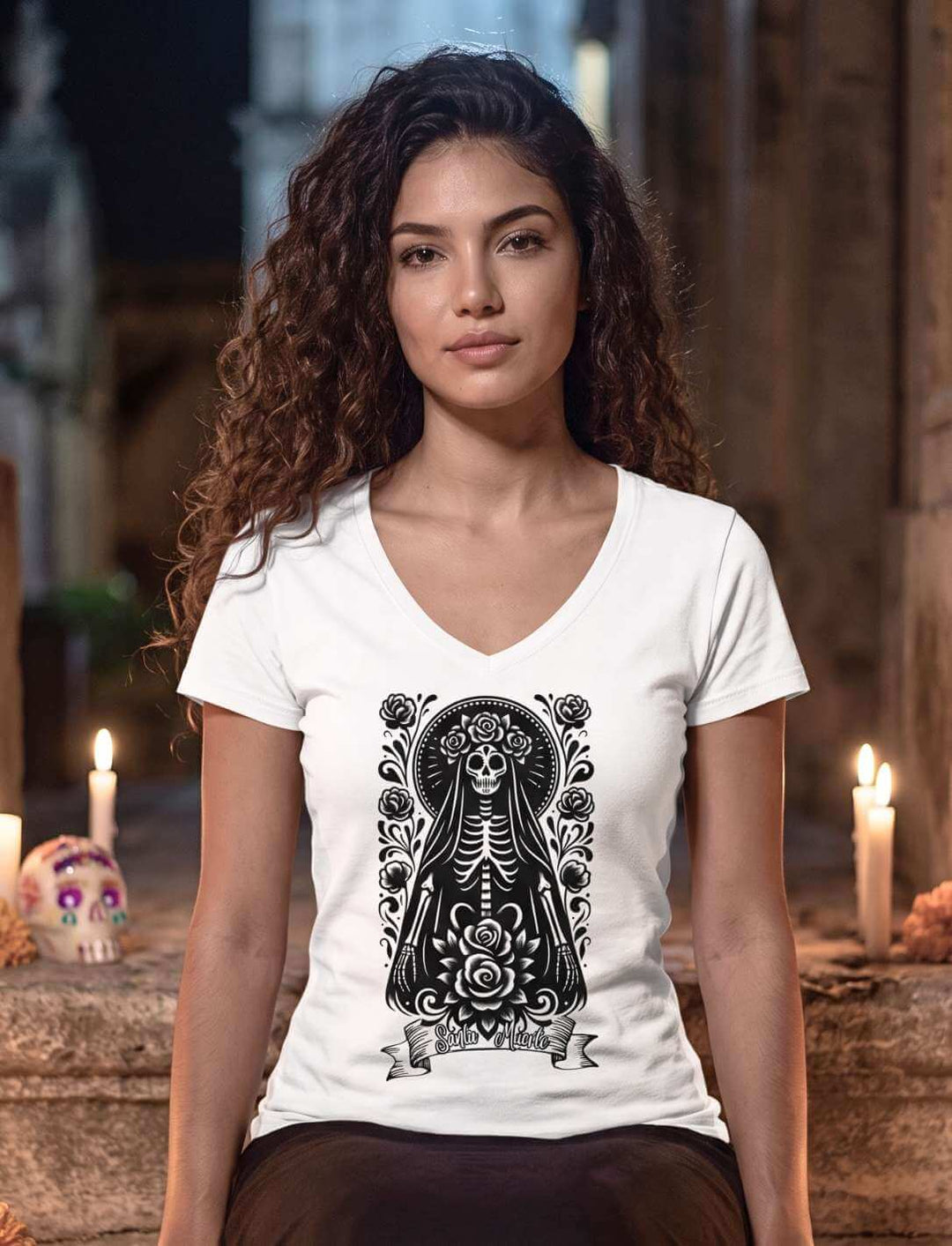 Damen V-Neck Shirt in Weiss, sitzend auf einer Steintreppe im Kerzenschein