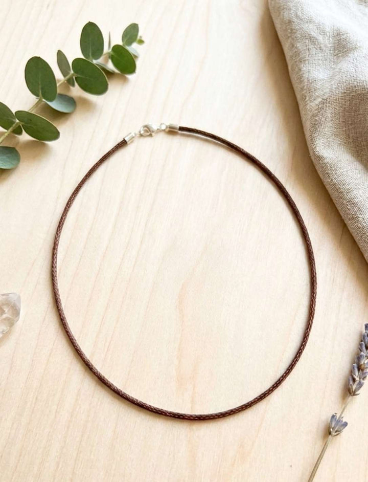 Braune Nylon-Satinkette mit 925 Silberverschluss als vegane Alternative zu Leder