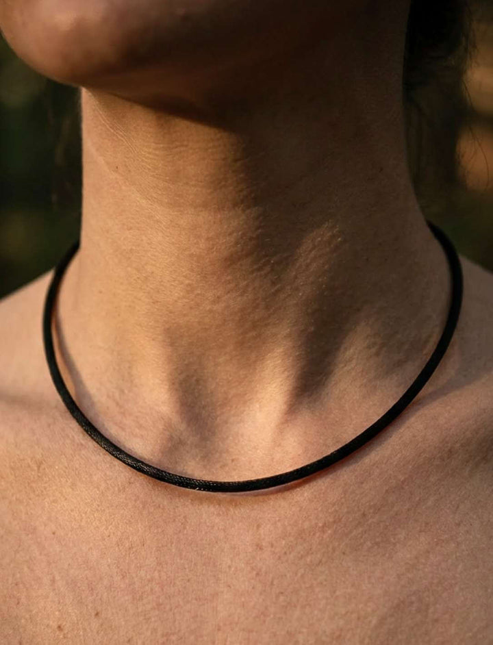 Schwarze Nylon-Satinkette mit 925 Silber Karabiner am Hals getragen