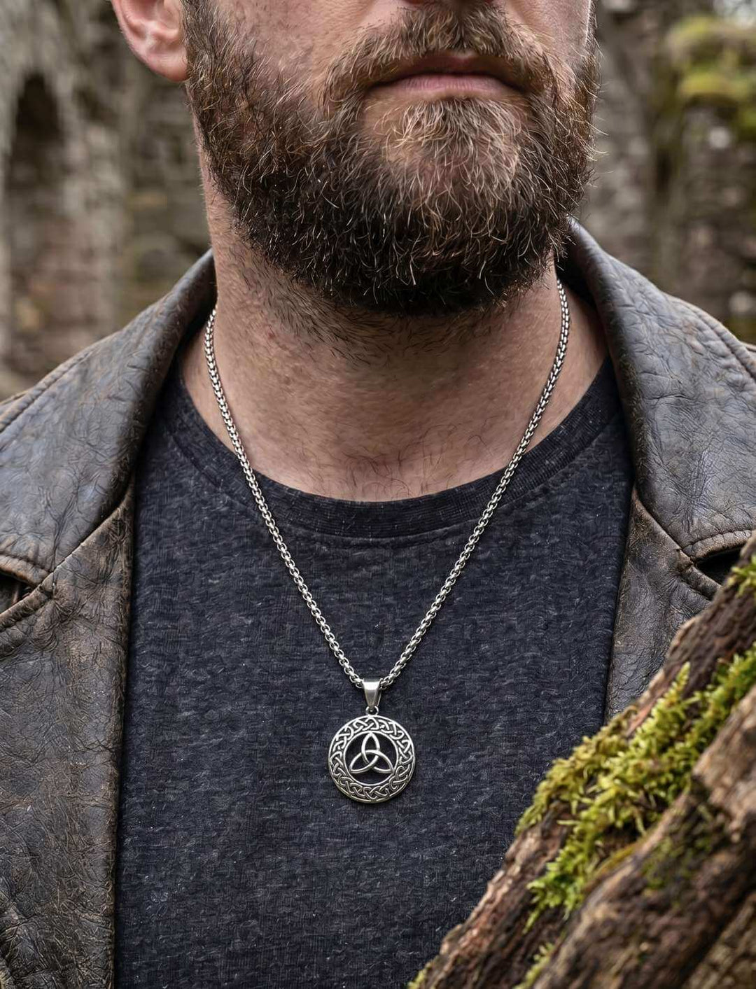 Mann trägt Schild des Druiden Keltischen Knoten Anhänger auf grauem Shirt
