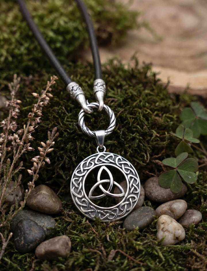 Schild des Druiden Anhänger mit Lederband auf Moos zwischen Steinen und Heidekraut