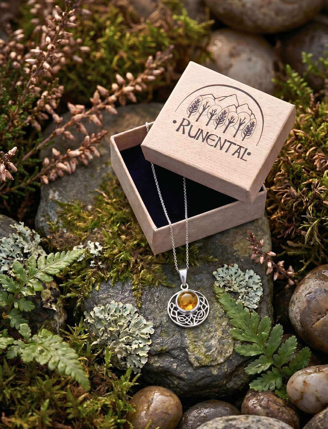 Bernstein Anhänger in Runental Geschenkschachtel mit eingraviertem Logo