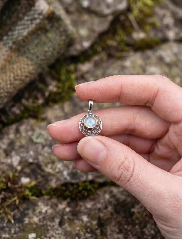 Keltischer Knoten Anhänger mit Mondstein in der Hand – Größenverhältnis 16 mm
