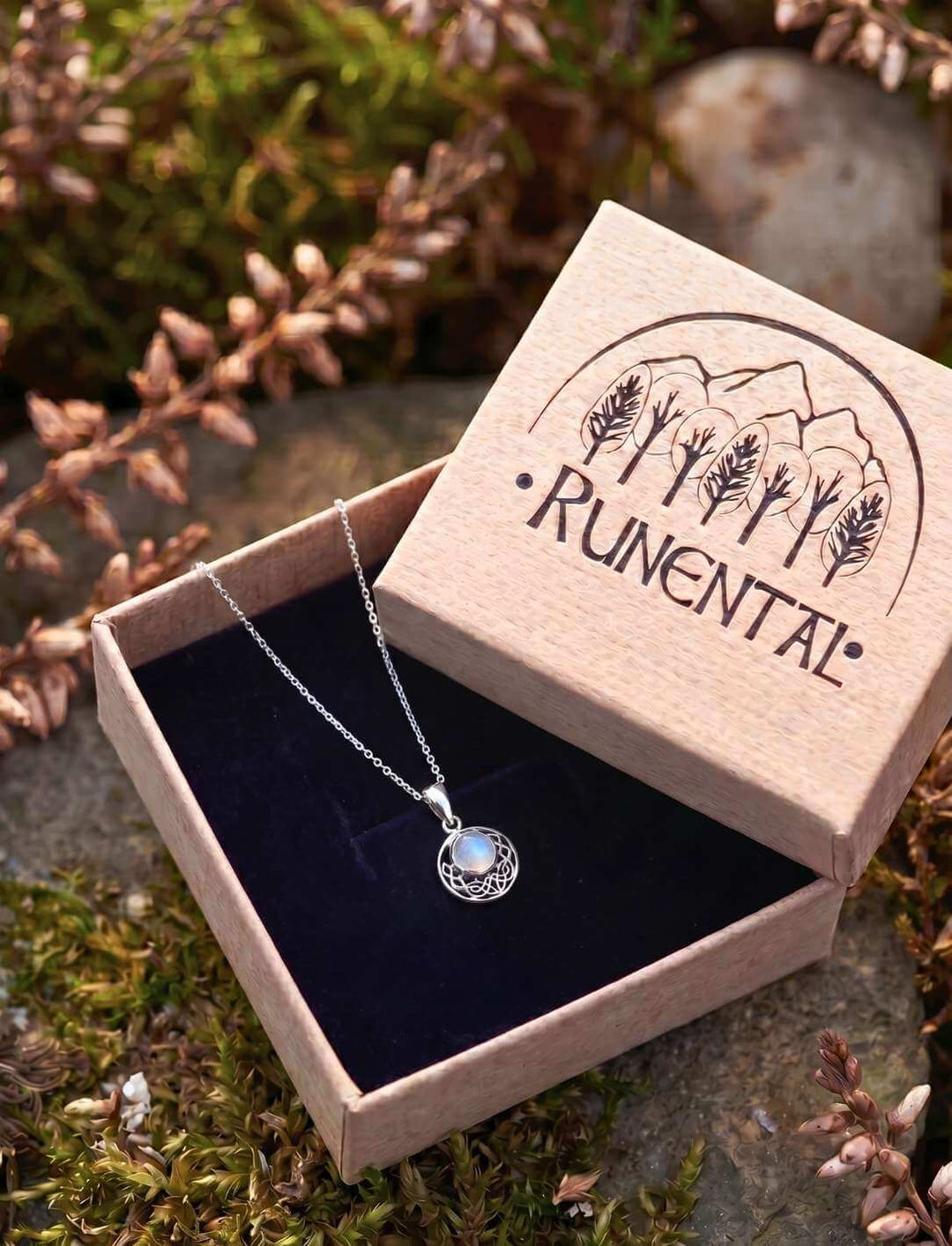 Mondstein Anhänger in Runental Geschenkschachtel mit eingraviertem Logo