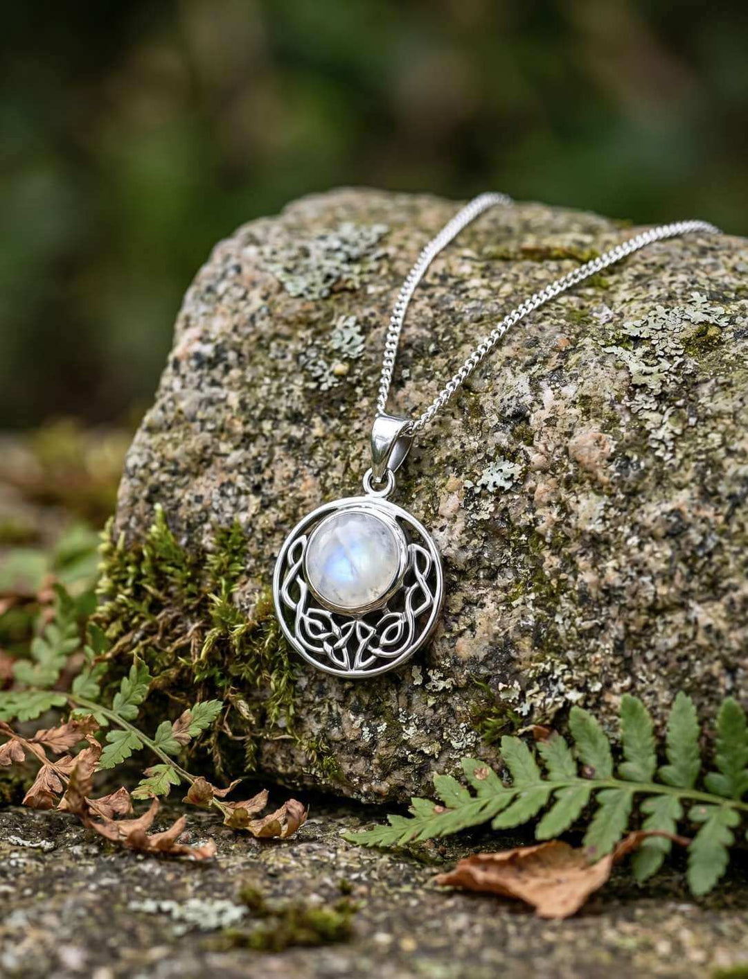 Regenbogenmondstein im keltischen Knotenwerk aus 925 Sterling Silber auf Naturstein