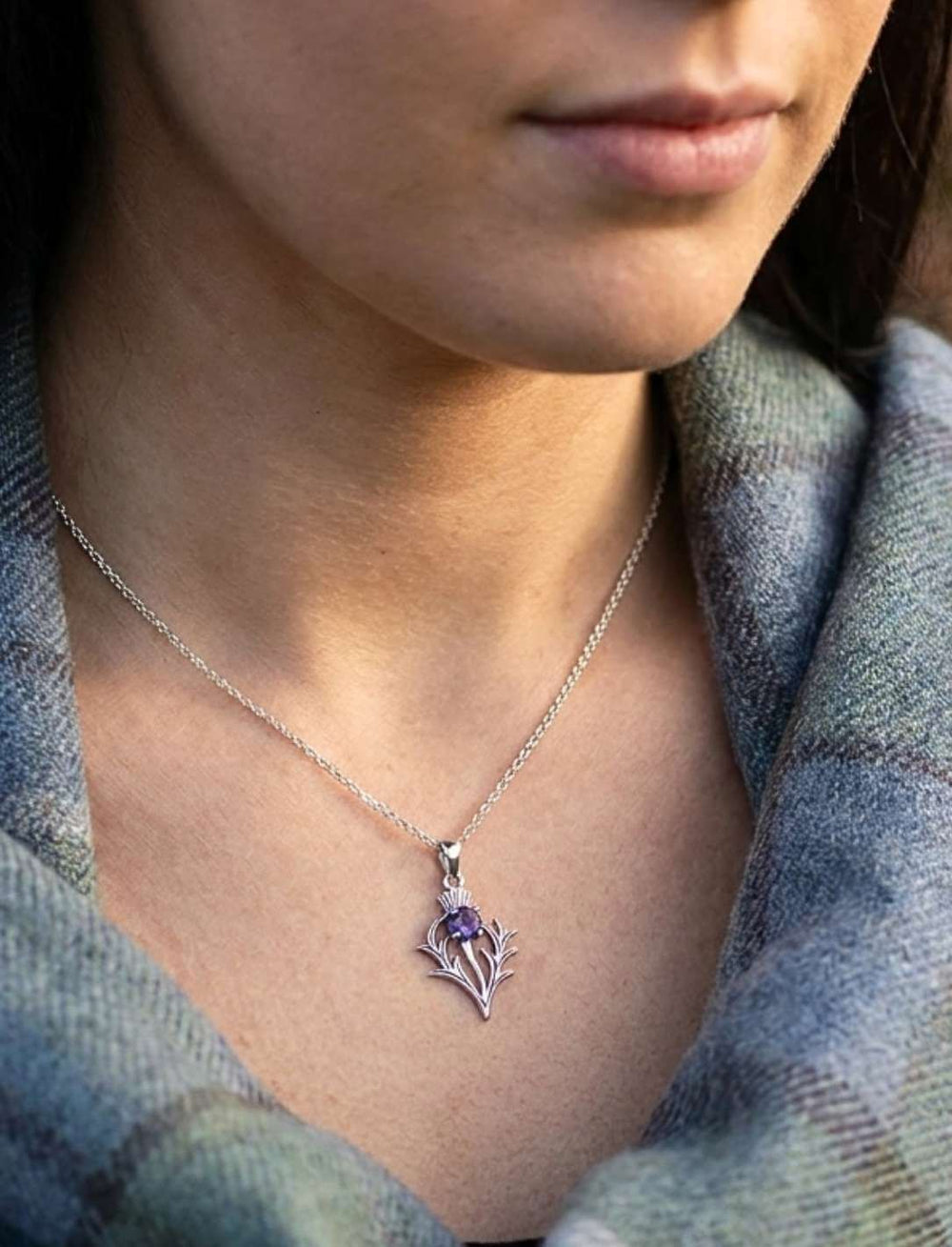 Schottische Distel Anhänger Amethyst an Silberkette getragen
