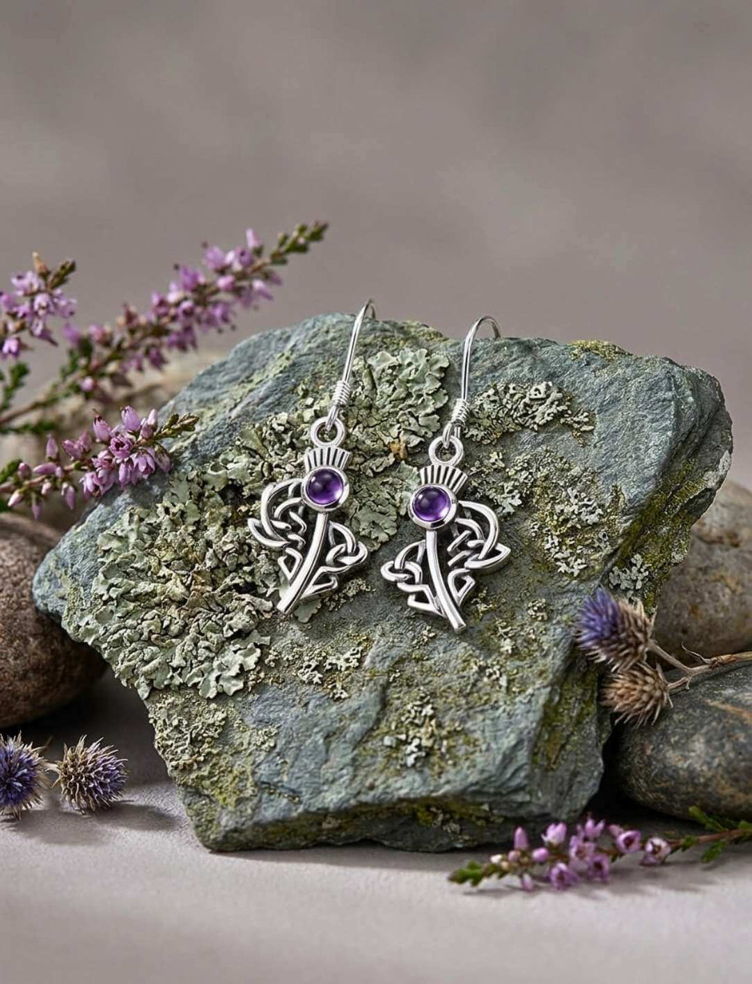 Distel Ohrhänger Silber Amethyst keltisches Knotenwerk auf Felsen