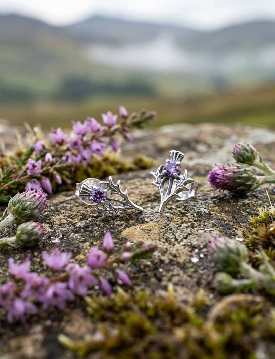 Schottische Distel Ohrstecker Silber Zirkonia auf Moosfelsen Highlands