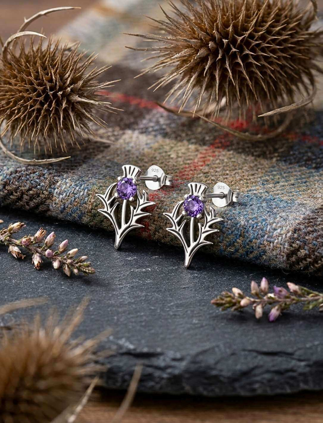 Schottische Distel Ohrstecker 925 Sterling Silber violetter Zirkonia auf Schiefer