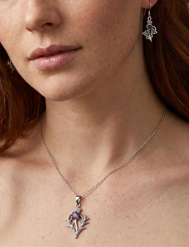 Schottische Distel Silberanhänger und Ohrhänger als SET mit Amethyst von junger Frau getragen.