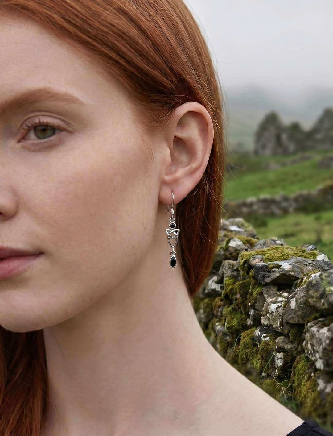 Schwarze Triquetra Silber Ohrhänger mit Onyx am Ohr getragen
