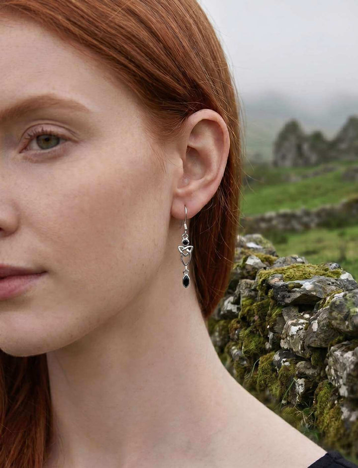 Schwarze Triquetra Silber Ohrhänger mit Onyx am Ohr getragen