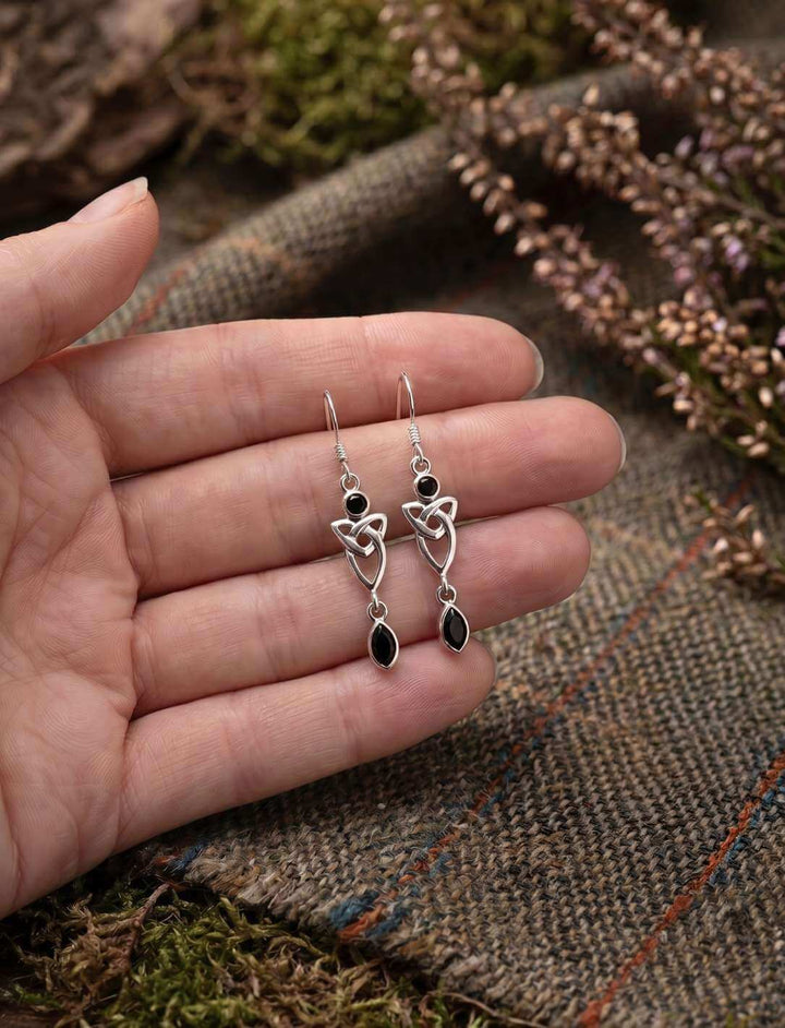 Schwarze Triquetra Silber Ohrhänger mit Onyx in der Hand als Größenvergleich