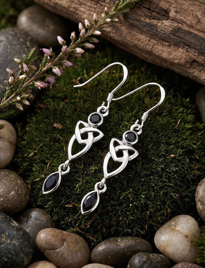 Schwarze Triquetra Silber Ohrhänger mit Onyx auf Moos und Natursteinen