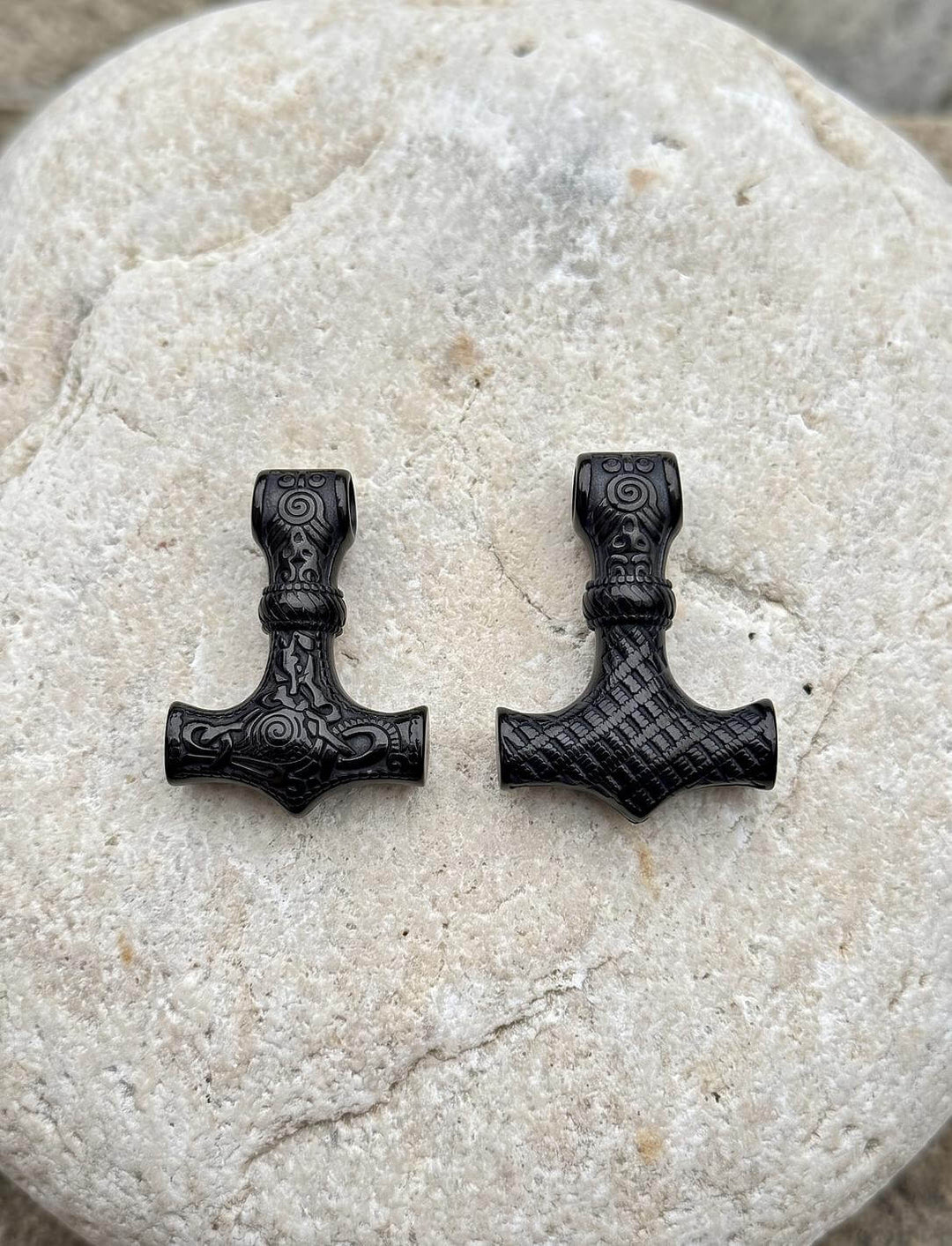 Vorder- und Rückseite des Mjölnir-Anhängers nebeneinander: nordische Spiralen vorn, Rautenmuster hinten