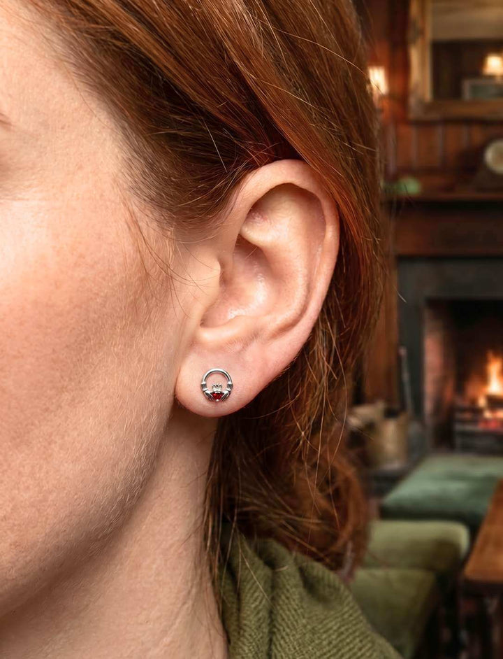 Claddagh Silber Ohrstecker mit rotem Zirkonia am Ohr getragen