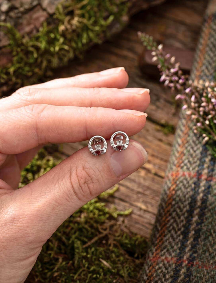 Schwur von Claddagh Silber Ohrstecker aus 925 Sterling Silber in der Hand gehalten