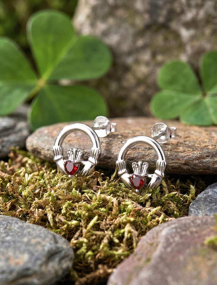 Schwur von Claddagh Silber Ohrstecker mit rotem Zirkonia auf Moos und Holz