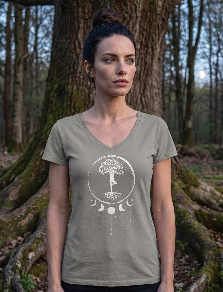 Light Grey V-Neck Shirt vor einem alten Baumstamm im Wald