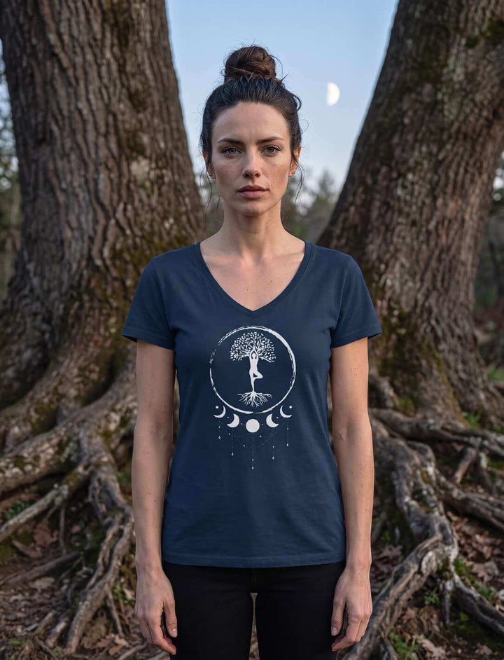 Frau in Navy vor einer alten Eiche, der Mond steht zwischen den Ästen