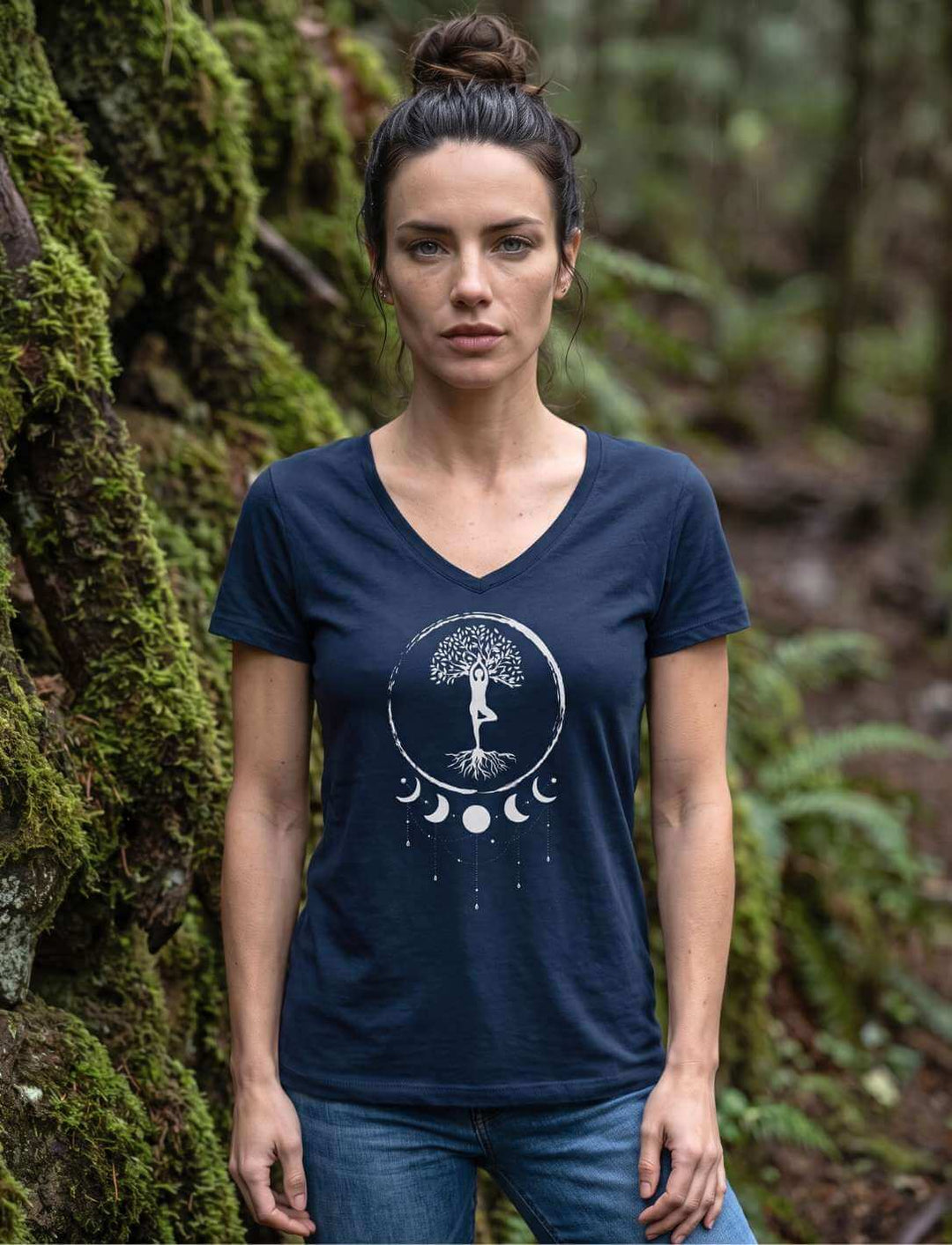 Navy V-Neck Shirt an einer moosigen Wurzelwand, Halbnah