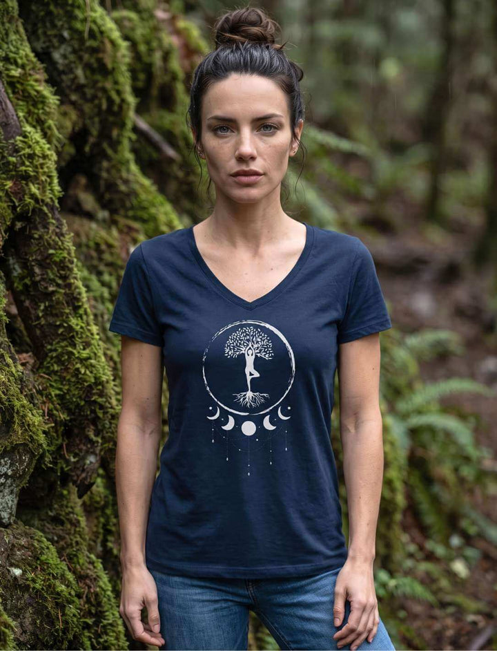 Navy V-Neck Shirt an einer moosigen Wurzelwand, Halbnah