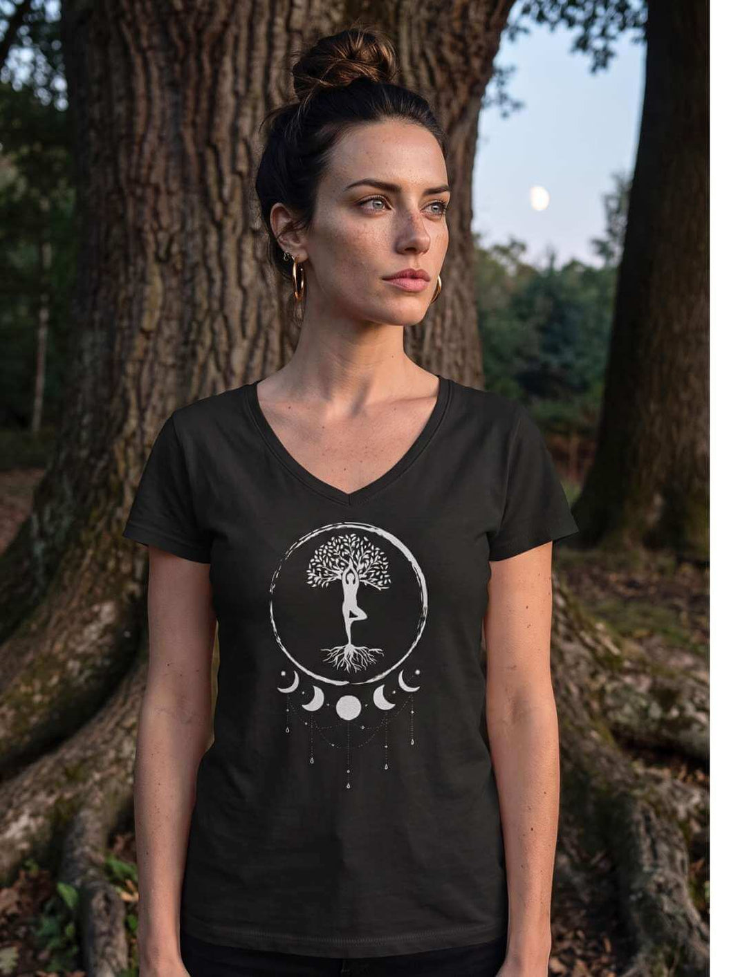 Seelenbaum der Mondträumer – Damen V-Neck Shirt in Schwarz mit Lebensbaum und Mondphasen